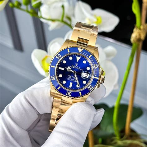 rolex submariner gold blue on wrist